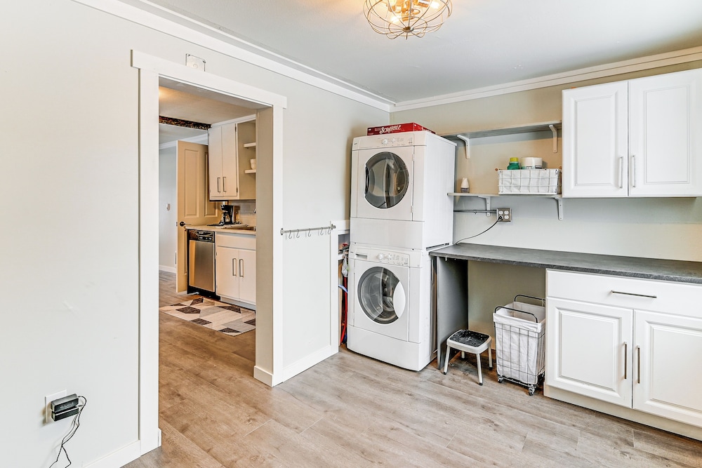 1 Mi to Main Street Polson: Updated Home w/ Deck!