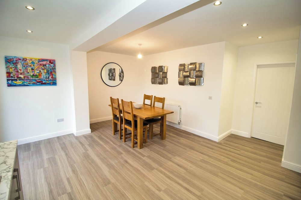 Spacious 3 Bed House - Newly Refurbished