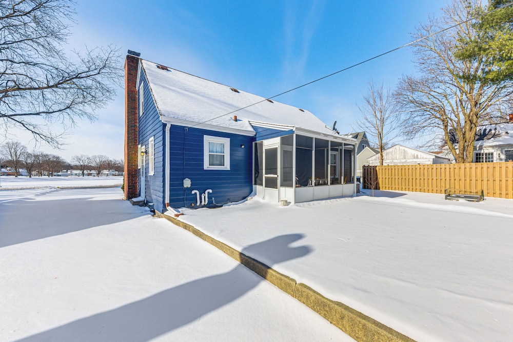 3 Mi to Hospitals: Inviting Rockford Home w/ Yard!