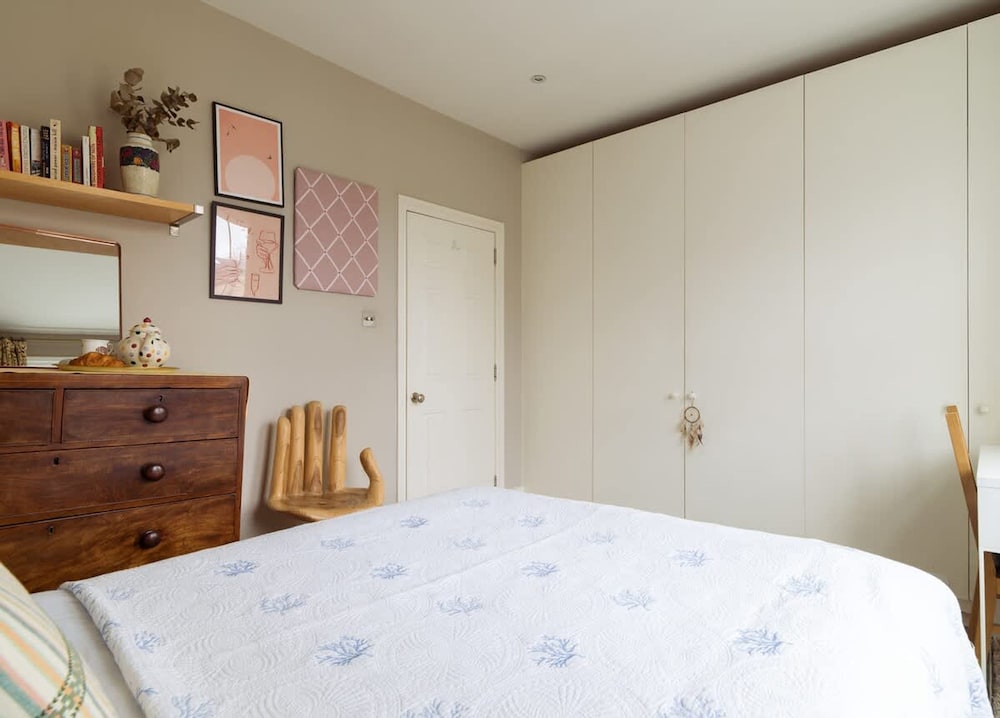 Sunny Roof Terrace Barons Court Sleeps 4-6
