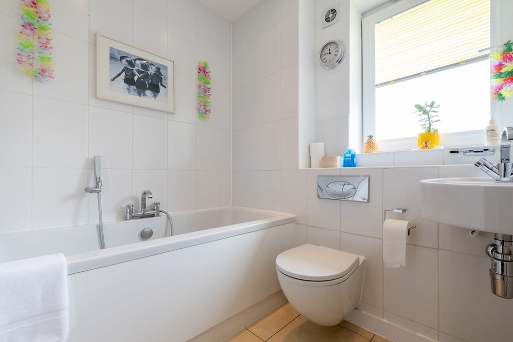 Host Stay Kingscote Townhouse