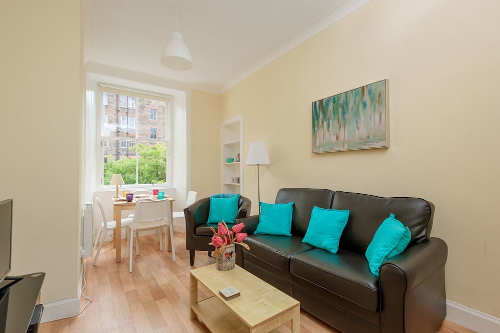 Cosy 1 Bedroom Flat With View of Union Canal view 2