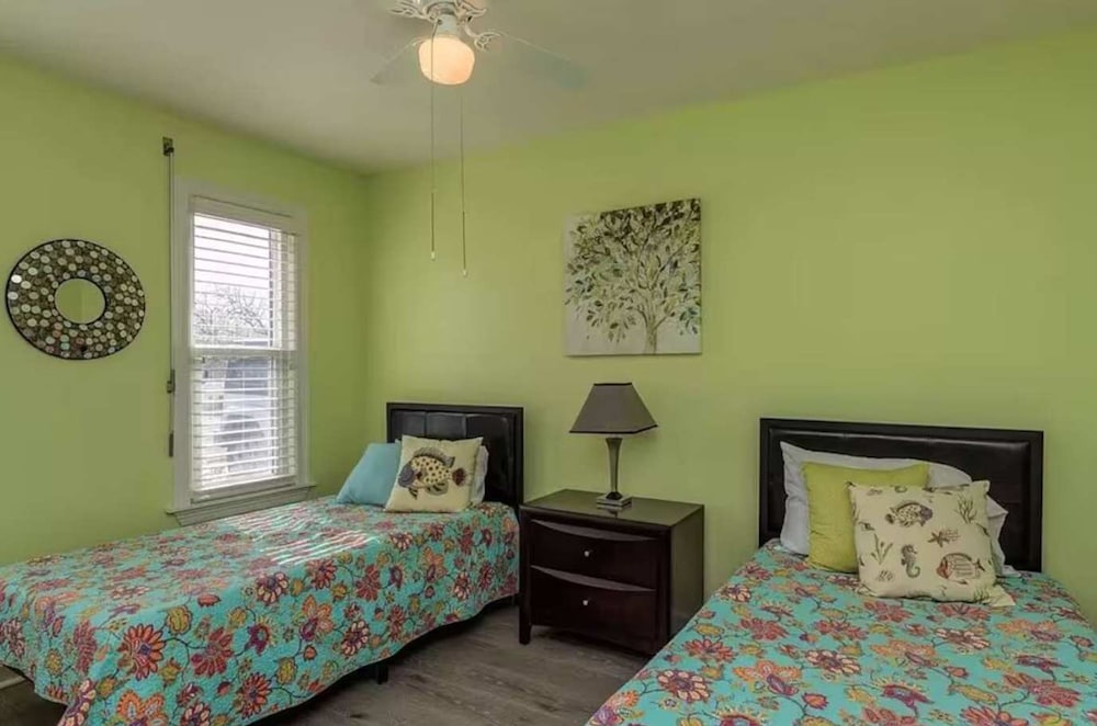 Bayside Paradise 4BR Home w Patio Games Room