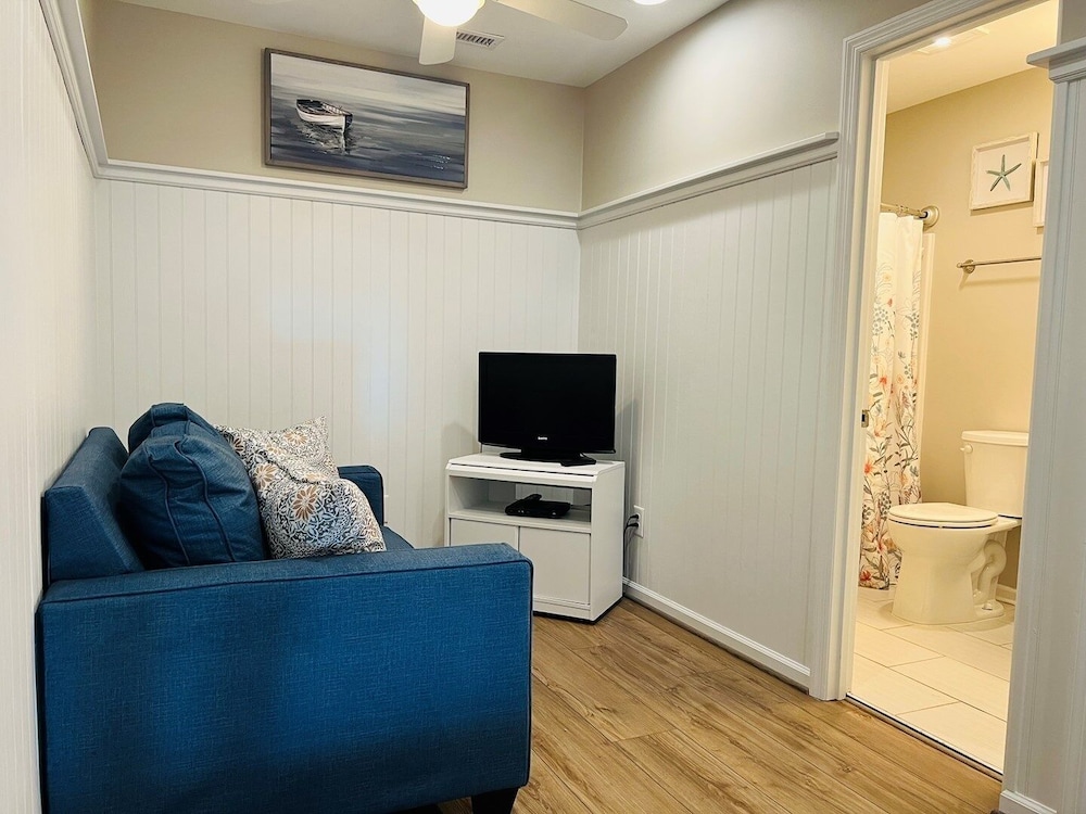 Avalon East- 5 Bedroom Home by RedAwning
