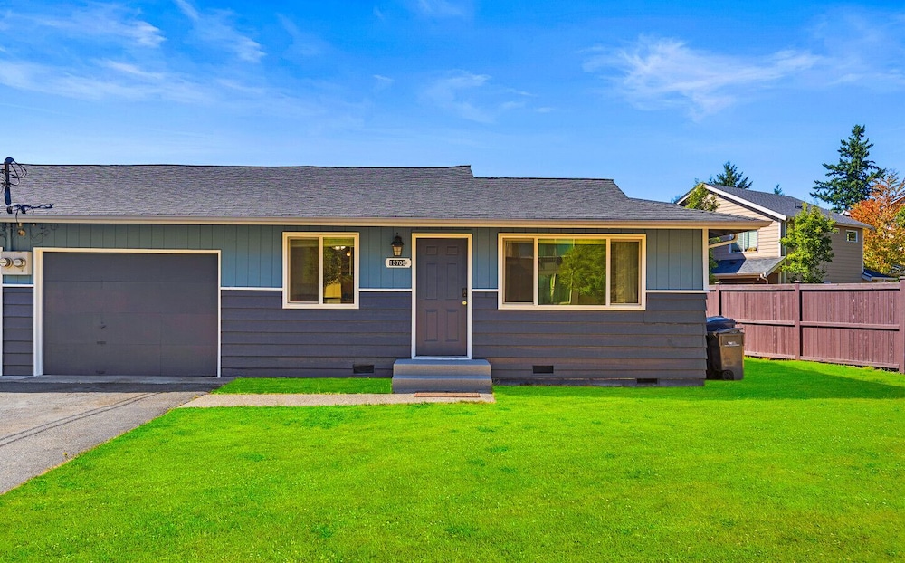 Family-friendly 2BR Home in Lynnwood w Parking