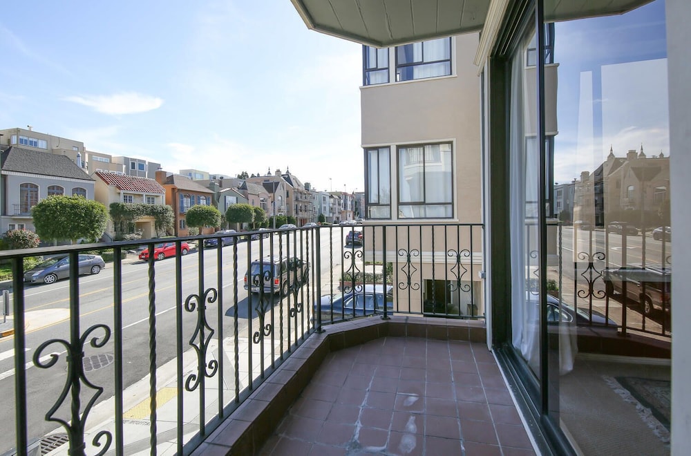 Beautiful, Modern Kitchen, King Bed, Parking & Balcony 2 Bedroom Apts by RedAwning — San Francisco