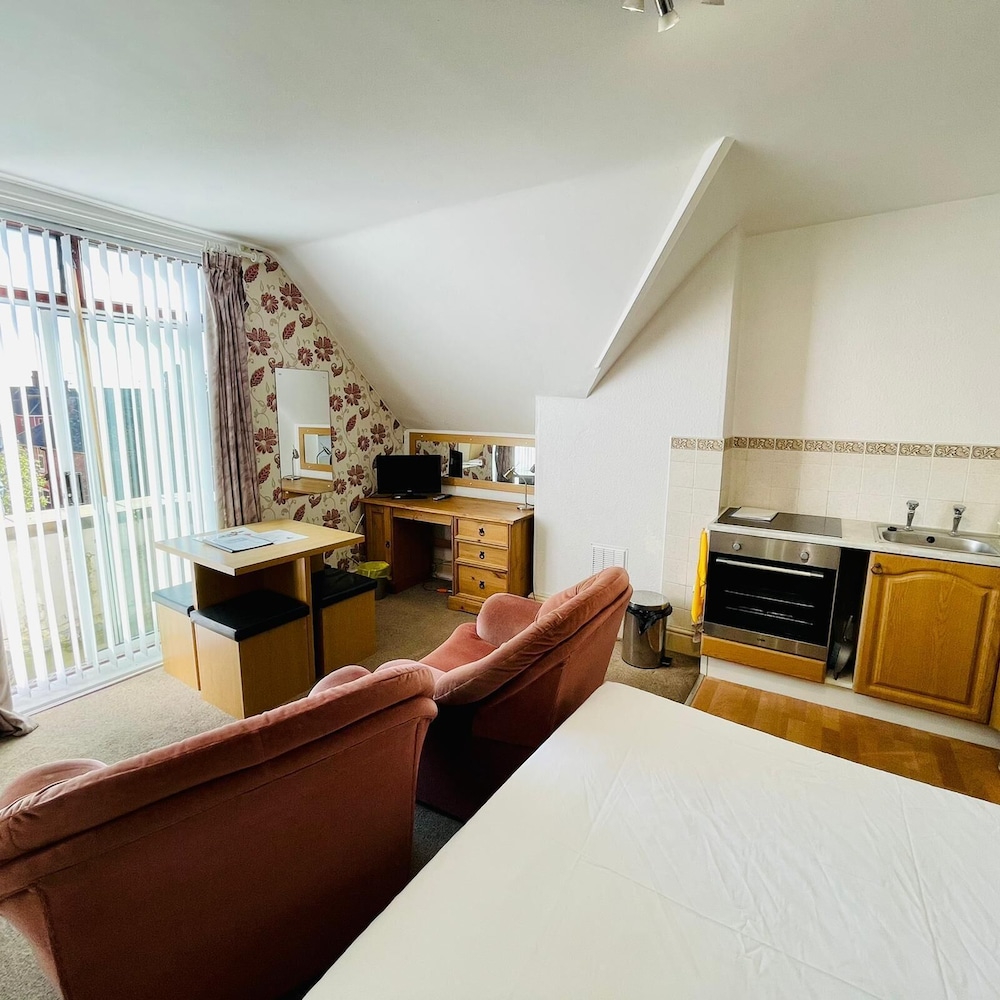 Lyndene Holiday Apartments