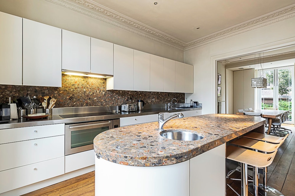 London Luxe Retreat: 5-bed Gem