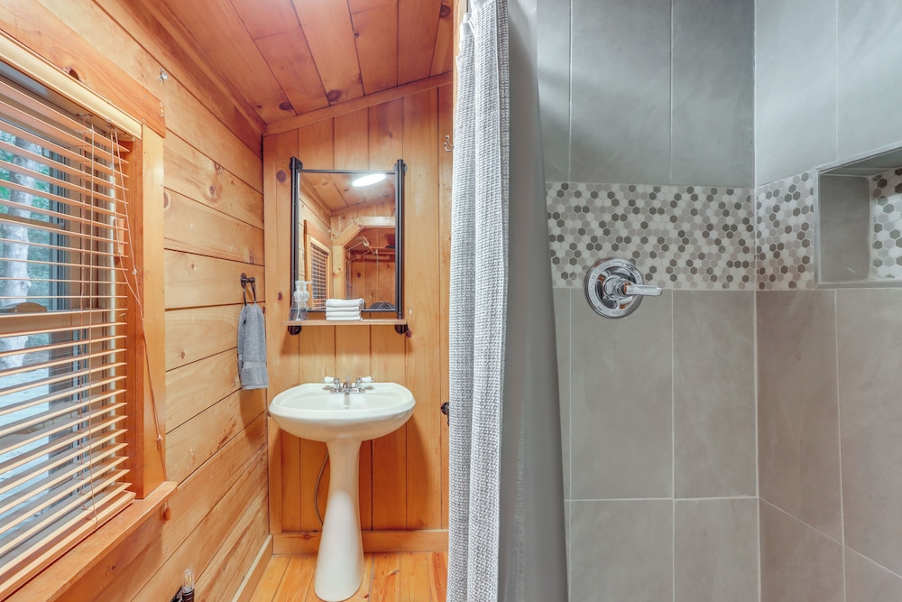 Near Hiking Trails: Hot Tub Haven in Ellijay!