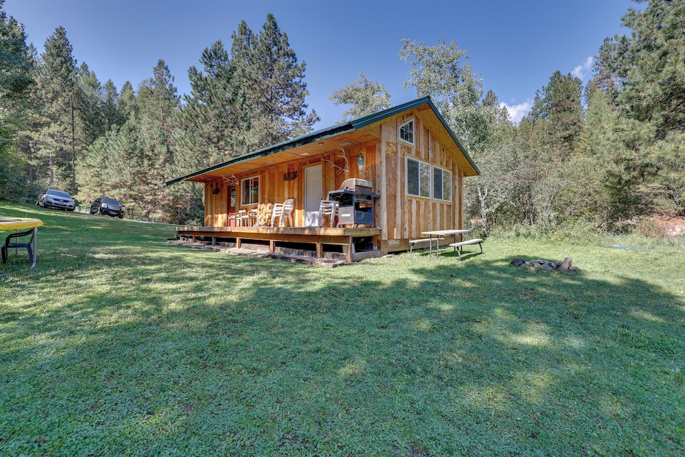 Cozy Countryside Cabin in Robie Creek Park!