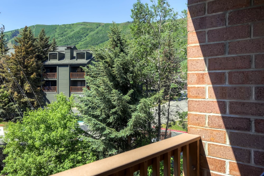 Silvertown 418 4 Bedroom Condo by RedAwning view 4