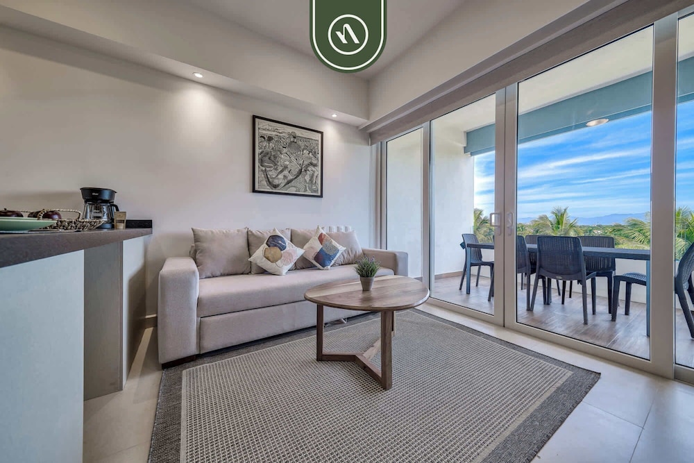 Brand New 1 BR Condo - Pool - Jacuzzi - Gym