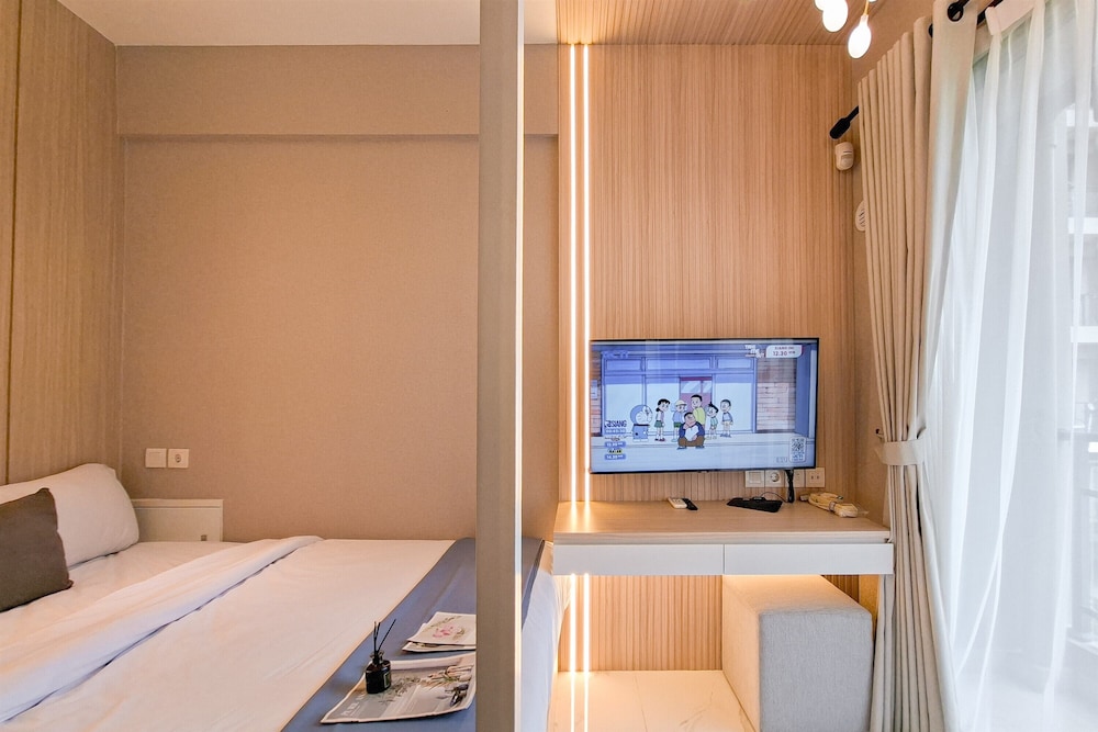 Elegant & Strategic Studio Room At Sky House Bsd Apartment