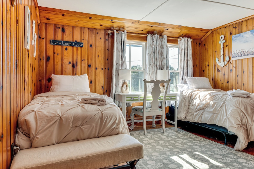 Hot Tub & Fireplace: Coastal Getaway in Maine