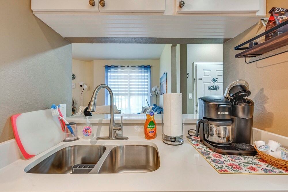 4 Mi to Clearwater Beach: Apt w/ Community Pool!