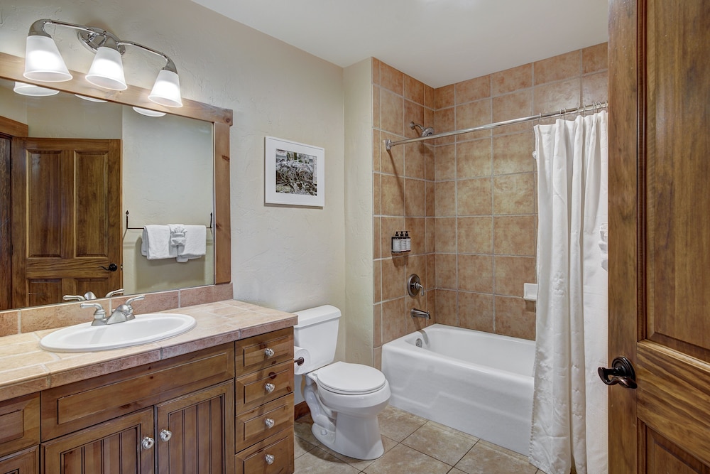 Cozy Ski Chalet With Large Balcony 1 Bedroom Condo