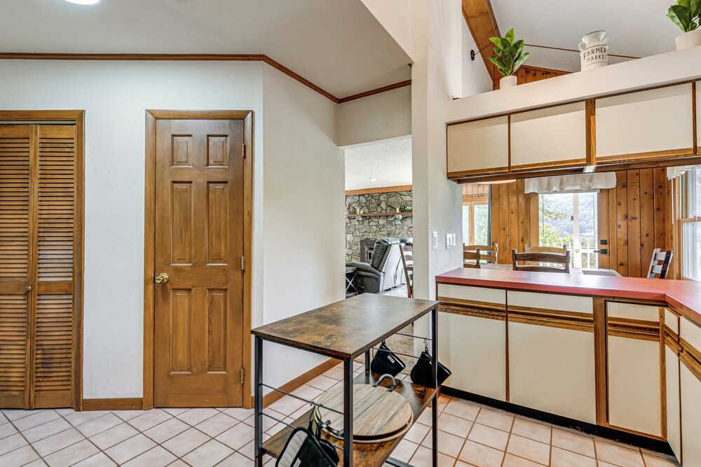 Ski, Hike & Fish: Mtn-view Maggie Valley Retreat