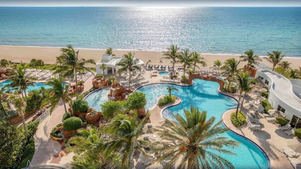 Luxurious Resort Balcony Bay View Amazing Pool view 5
