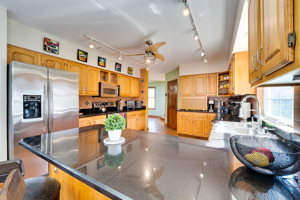 1-acre Backyard & Gym: Spacious Apopka Escape!