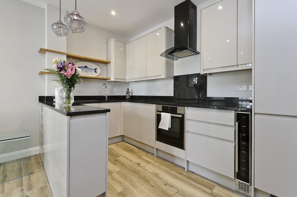Stylish two Bedroom Apartment Near Tower Bridge by Underthedoormat