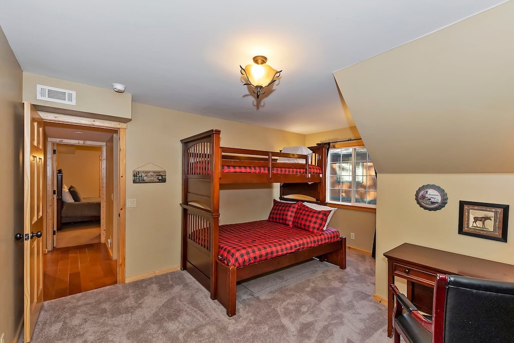 Big 10 Luxury Cabin with HotTub