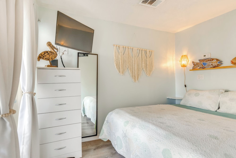 Walk to Beach: Resort Retreat w/ Balcony in Destin