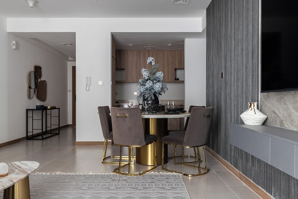 SIMPLY COMFORT Missoni Top Floor with Sea, Canal and Burj Khalifa Views