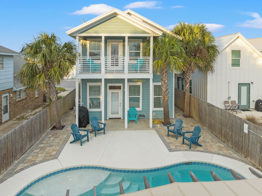 Spacious 4-bed, 3-bath Beach House Sleeps 12 for the Perfect Getaway