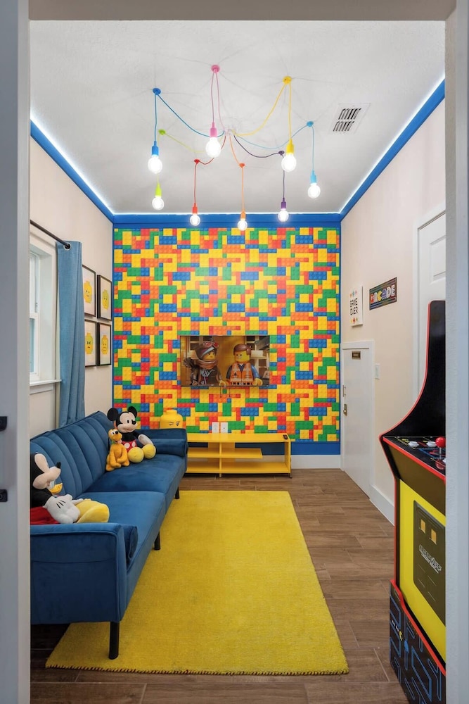 Beautiful 4BR Home w/ Modern Design