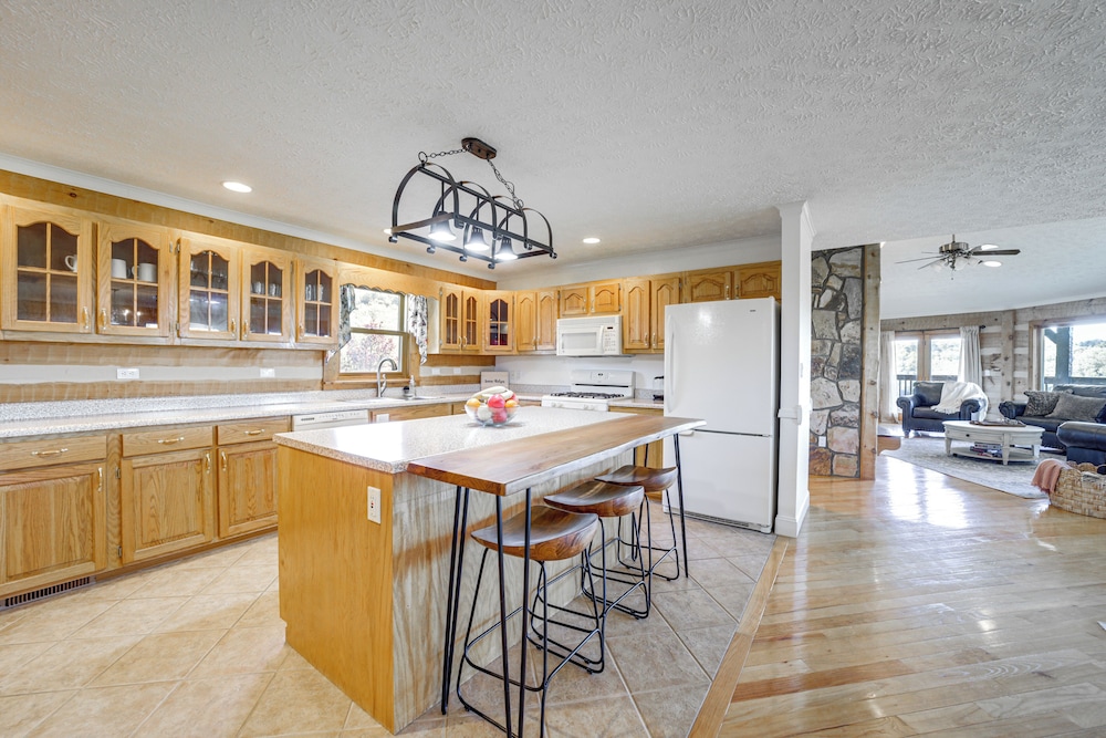 Panoramic Mtn Views: Spacious Tennessee Home!