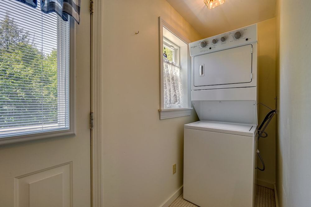 Washington Vacation Rental w/ Lake Access & Grill! view 5