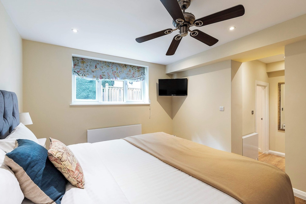 Elegant Two Bedroom Flat in Redcliffe Gardens
