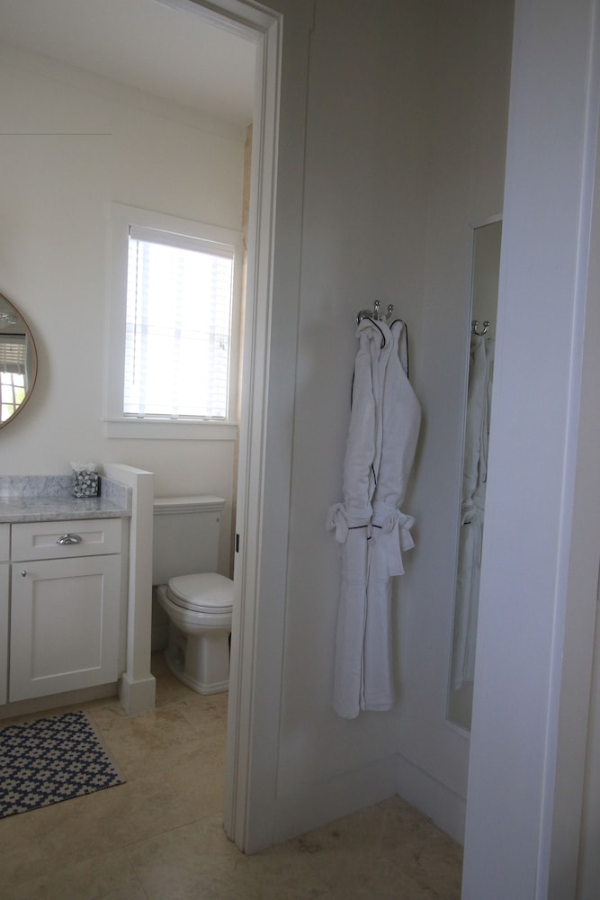 The Sandpiper Inn & Cottages