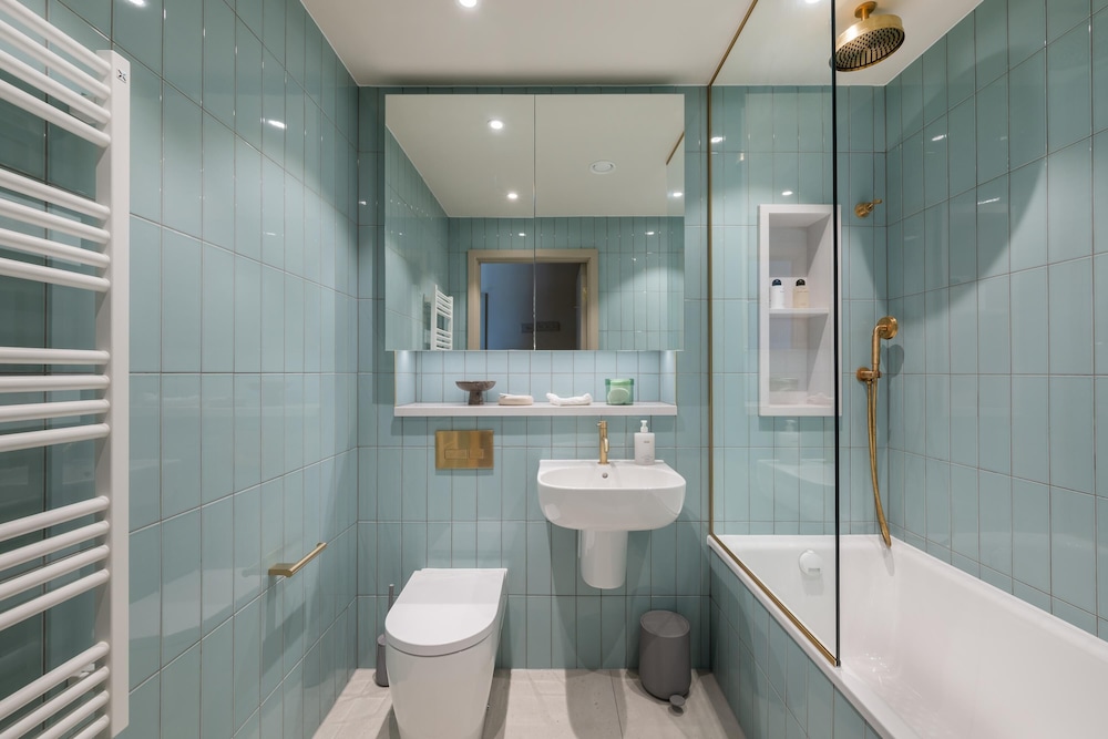 Chic Urban Flat With Rooftop Access