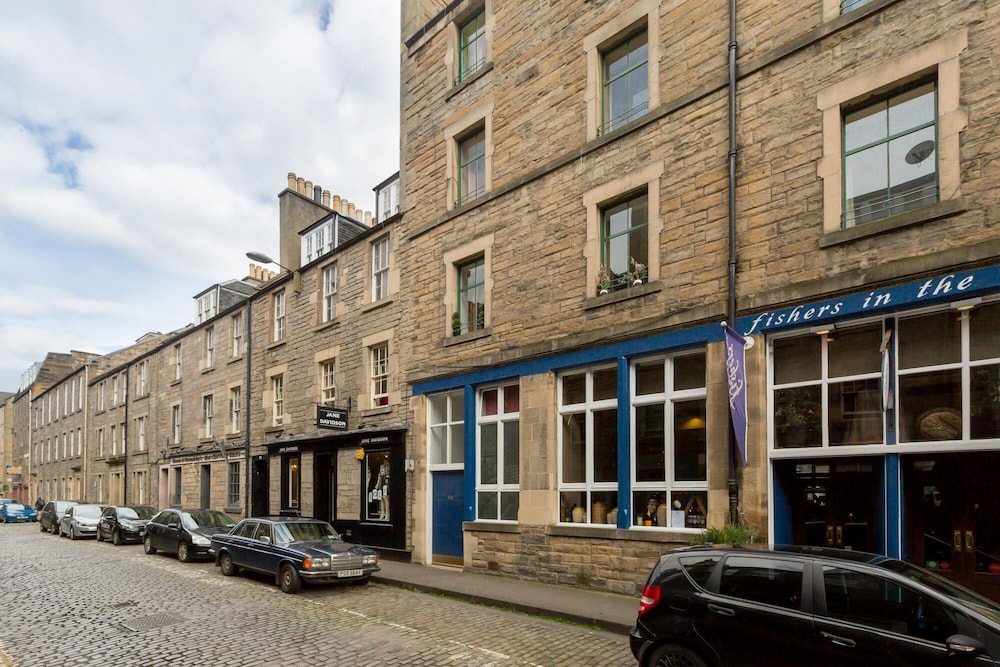 401 Chic and Cosy 2 Bedroom Apartment Just Minutes Away From George Street and Princes Street view 4