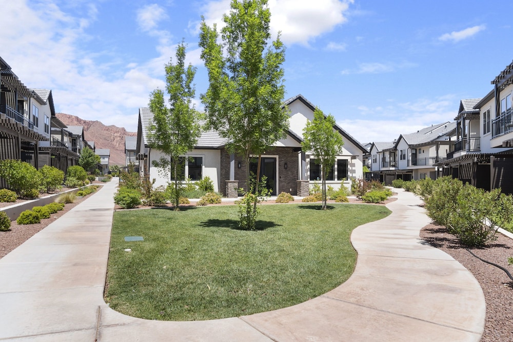 Hotel Coral Paradise | Community Pool