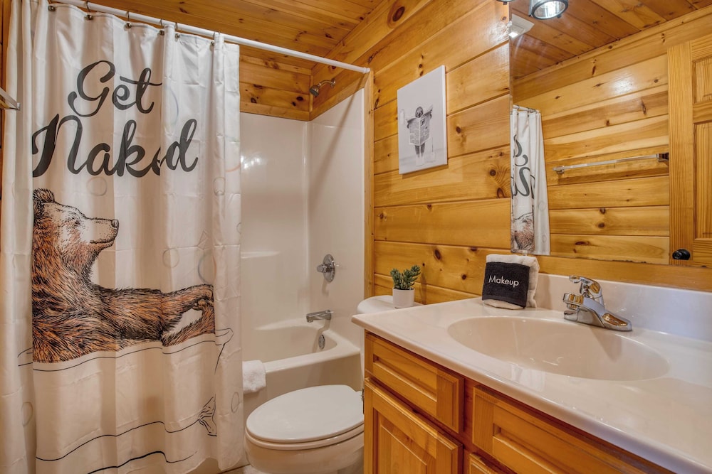 Triple Mountain View by Avantstay: Hot Tub, Game Room & Stunning Smoky Mountain Views