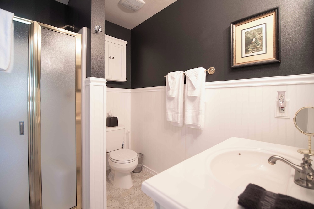 All Seasons River Inn