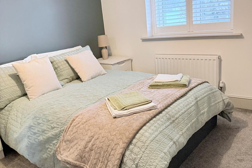 Luxury House - Sleeps up to 6 - Near Nec