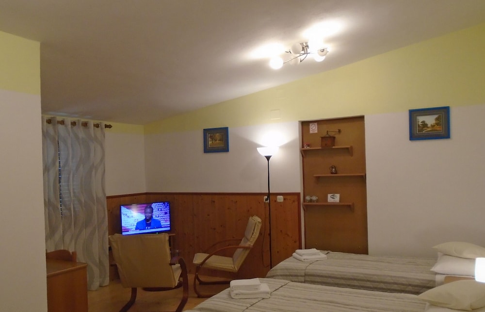 ROOMS MATEA PULA