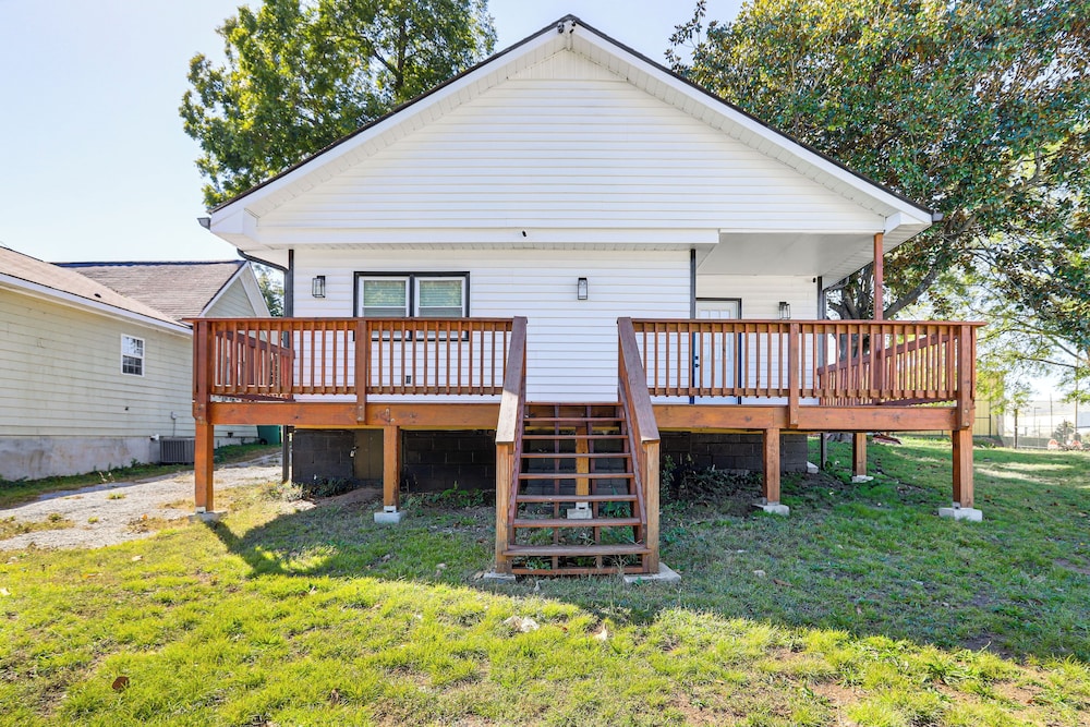 1 Mi to Dtwn: Updated Retreat in Athens! view 2
