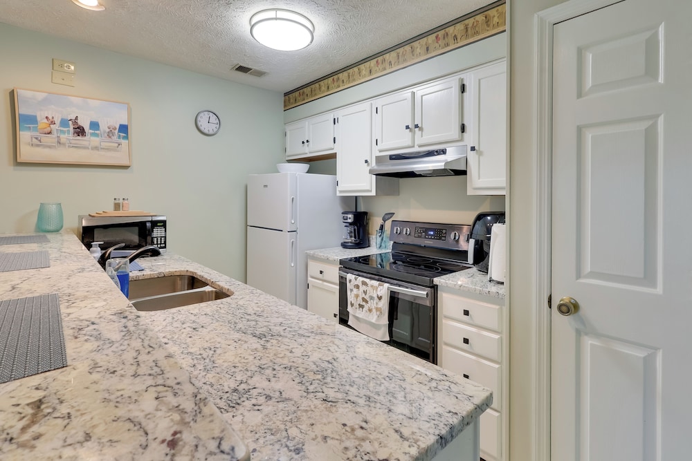 5 Mi to Cherry Grove Beach: Dog-friendly Condo!