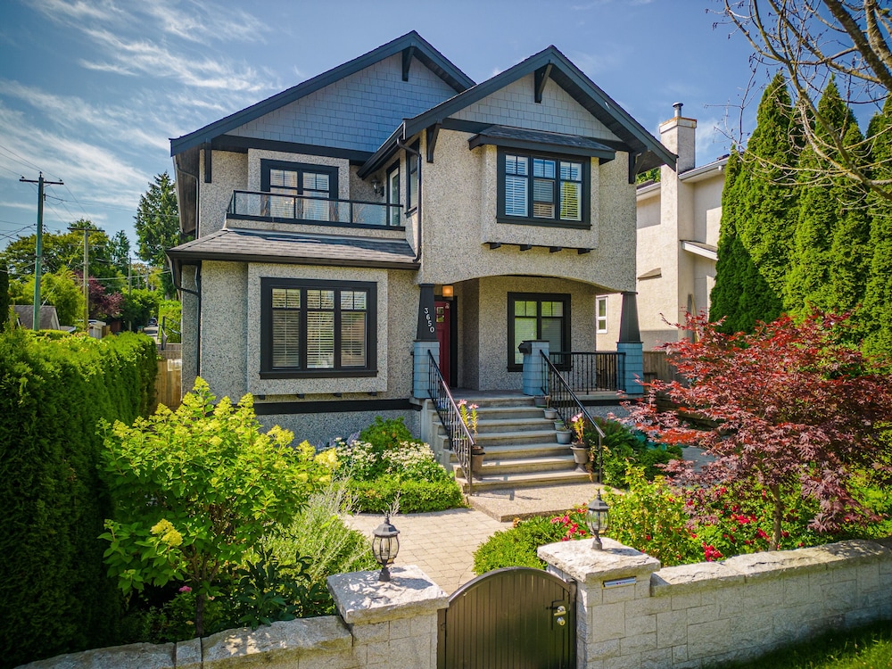 Elegant & Cozy Escape West Vancouver