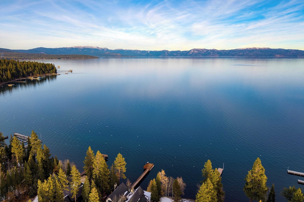 Westlake Cabin by Avantstay Hot Tub, Near Skiing, Walk to Restaurants & Lake!