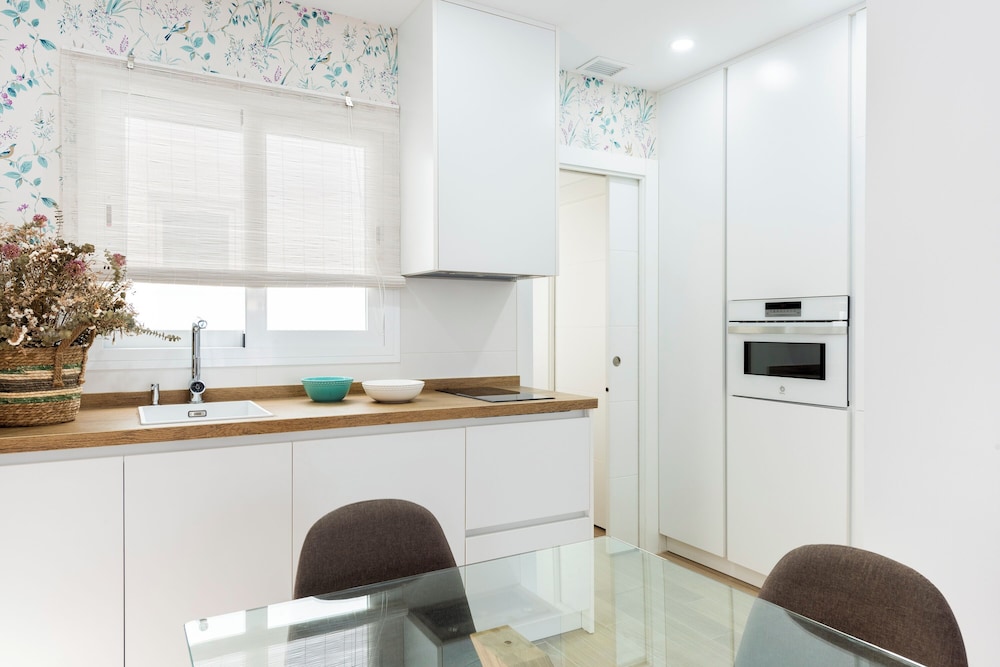 Lovely 3-bedroom Apartment Near Alameda Juan Rabadan I