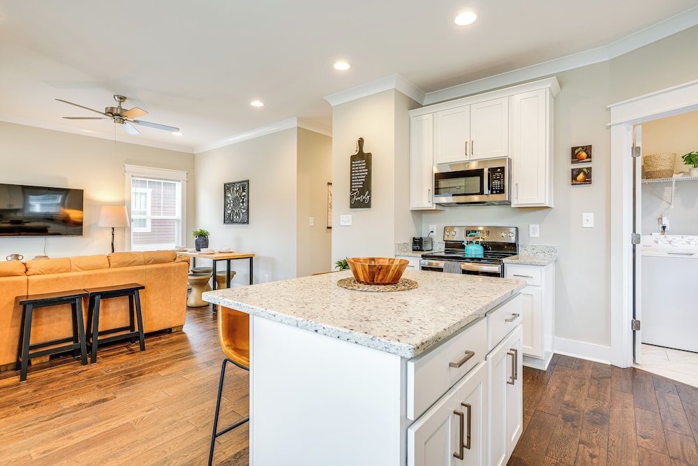 Near Parks & Lakes: Family-friendly Cleveland Home