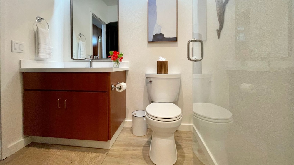 Sophisticated Oceanfront Retreat - Air-conditioned - Walk to Beach - Vrkcv