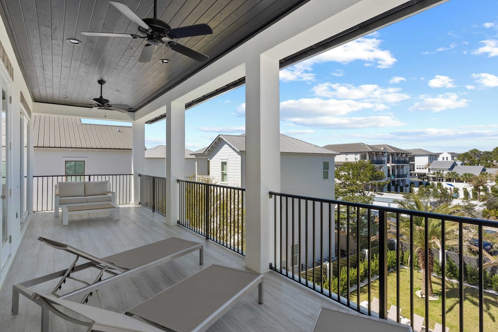 30A Salt & Solace Pool, Golf Cart, Hot Tub + Outdoor Kitchen