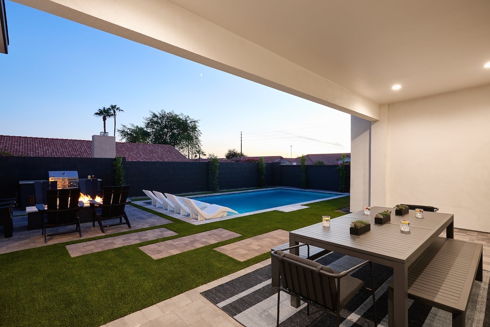 Luxe - Solstice Retreat - Heated Pools - 2 Homes