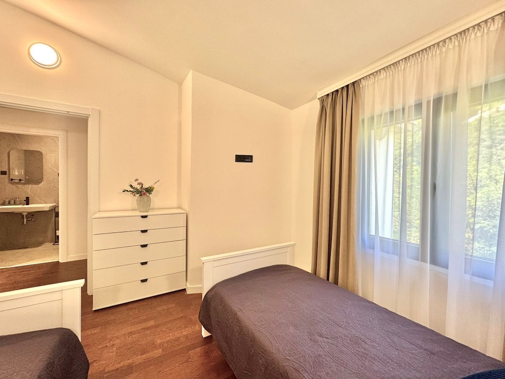 Sunny Bay Apartments